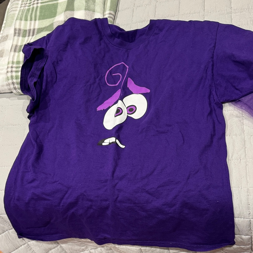 woman’s size xl shirt. skirt is one size fits all 

Fear costume